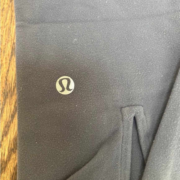 Size 6 lululemon Crop pants - Picture 5 of 5